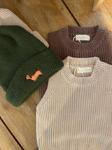 Knit Beanie mit Dackelmotiv bestickt