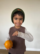 Knit Beanie mit Dackelmotiv bestickt