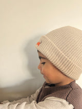 Knit Beanie mit Dackelmotiv bestickt