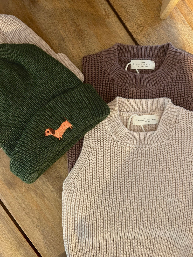 Knit Beanie mit Dackelmotiv bestickt