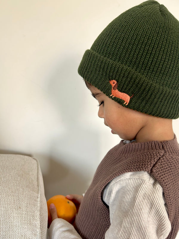 Knit Beanie mit Dackelmotiv bestickt