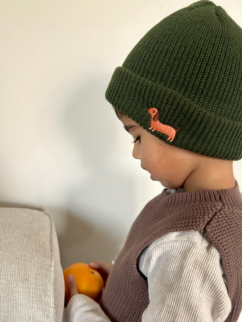 Knit Beanie mit Dackelmotiv bestickt