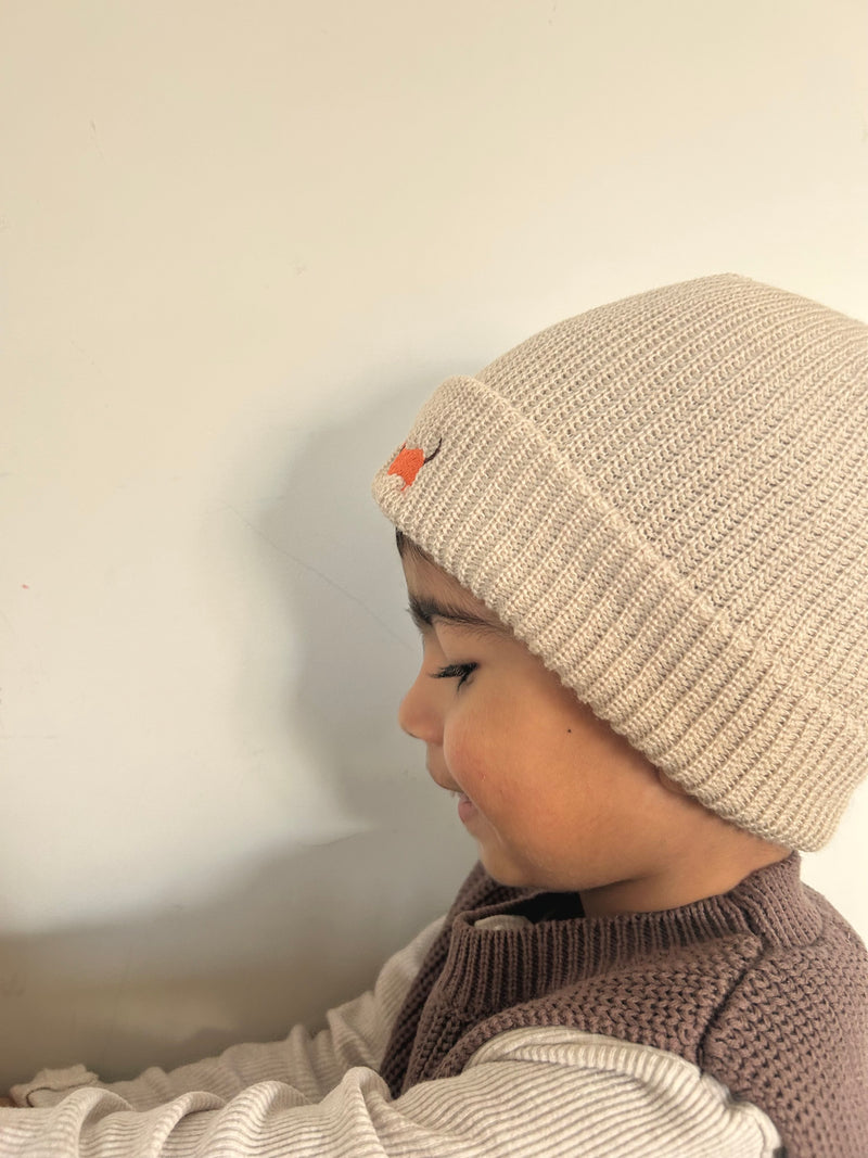 Knit Beanie mit Dackelmotiv bestickt