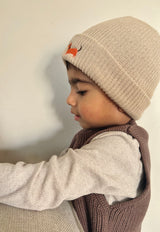 Knit Beanie mit Dackelmotiv bestickt