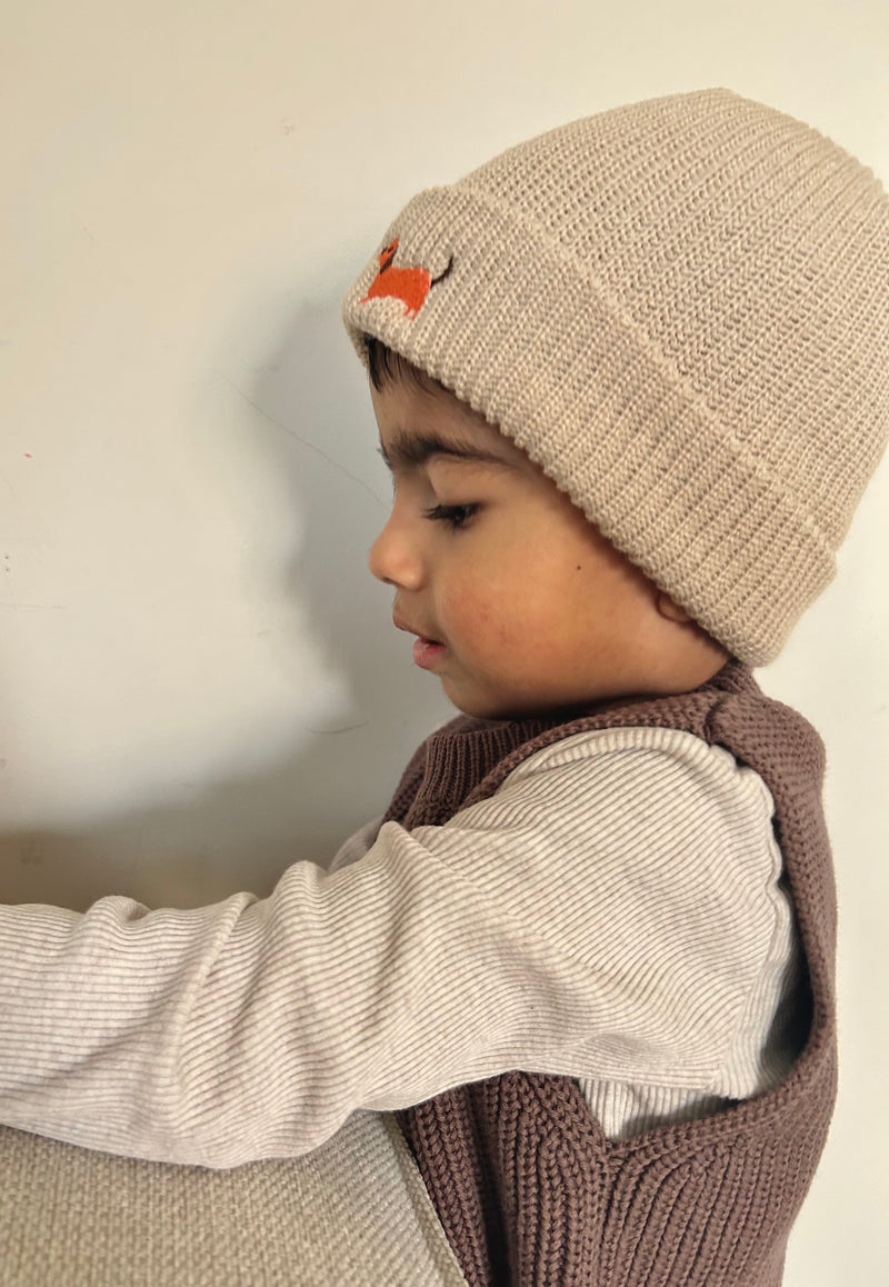 Knit Beanie mit Dackelmotiv bestickt