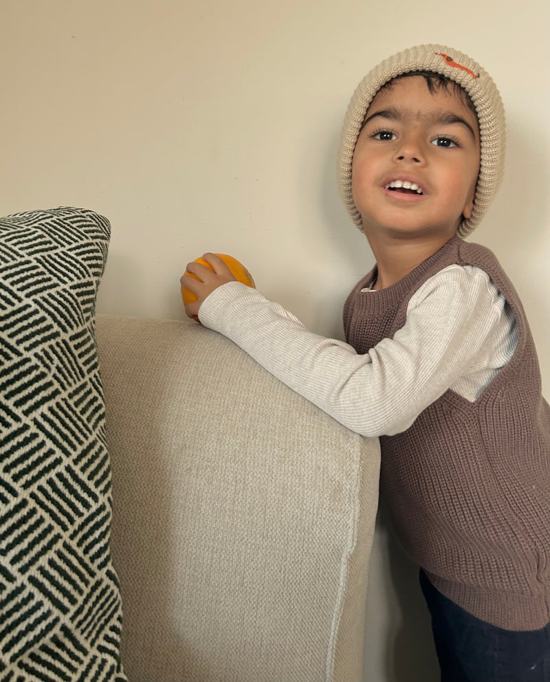 Knit Beanie mit Dackelmotiv bestickt